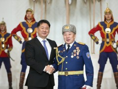 Сүхбаатарын Залуухүүд Үйлчилгээний гавьяат ажилтан цол хүртээв