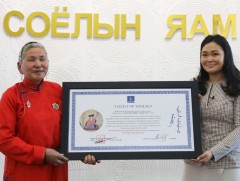 Монгол Улсын Соёлын биет бус өвийн 2021 оны шилдэг өвлөн уламжлагчаар хөхүүр урлаач Д.Гүндэгмаа ша..