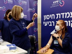 Израильд вакцинжуулалтын дөрөв дэх тунг санал болгож эхэллээ