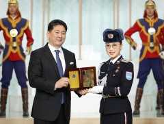 Шилдэг сонсогч, сурагчид шагнал гардуулав