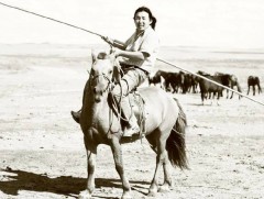 А.Эрдэнэ-Очир агсны 50 насны ойд зориулсан “Аялагхан залуу нас” яруу найргийн наадам болно