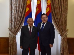 Элчин сайд Ө.Энхтүвшин Хурандаа генерал С.Лувсангомбод хүндэтгэл үзүүлжээ