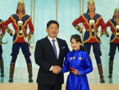 Улсын хэмжээнд 12,559 ээж Алдарт эхийн одонгоо гардаж авлаа