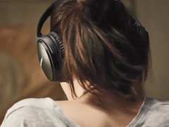 Удаан хугацаагаар чихэвч зүүх нь хүний сонсголын эрхтэнд ямар нөлөө үзүүлэх вэ