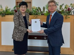 Элчин сайд Э.Сарантогос Итгэмжлэх жуух бичгийн хуулбараа гардуулав