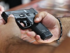 Нью-Йорк мужид олон нийтийн газар буу хэрэглэхийг хориглов