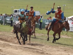 Сүрэнжавын Энхтөрийн хээр морь баяр наадмын түрүү авлаа