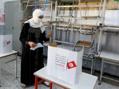 ТУНИС: Шинэ үндсэн хуулийн асуудлаар бүх нийтийн санал асуулга явуулж байна