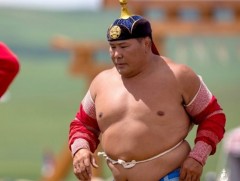 Улсын аварга Г.Эрхэмбаяр өвдөг шороодлоо