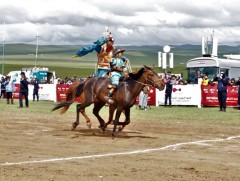 Б.Энхбаярын халтар соёолон түрүүлж, торгон жолоогоо өргүүллээ