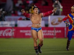 Б.Орхонбаяр, О.Хангай нар наадмын түрүү булаалдахаар барилдана