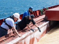 Украины эрдэнэ шиш ачсан эхний усан онгоц гацаанд оржээ