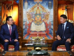 Ерөнхийлөгчид Улсын Их Хурлын дарга Үндсэн хуульд оруулсан өөрчлөлтийг биечлэн танилцууллаа