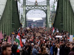 Унгар улсад боловсролын шинэчлэлд уриалсан жагсаал болов