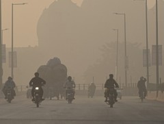 Шинэ Дэли хот агаарын бохирдлын улмаас үйлдвэр, сургуулиудаа хаалаа 