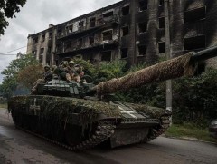 Орос улс Украины Херсон хотоос цэргээ ухрааж татах тушаал өгчээ 