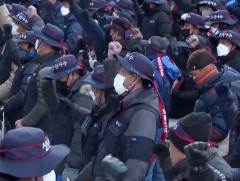 БНСУ-ын ачааны автомашины жолооч нар ажил хаялтаа үргэлжлүүлж байна  