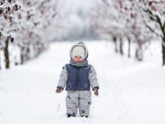 Хүүхдийг агаарт гаргаж, дааруулахгүй хувцаслаж, дархлааг нь дэмжихийг зөвлөлөө 
