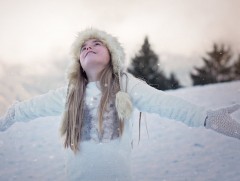 Хүүхэд, цасан ширхэг хоёр 