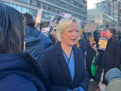 Их Британид 100 мянга гаруй сувилагч ажил хаяжээ 