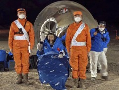 БНХАУ-ын сансрын нисгэгчид эх дэлхийд газардлаа