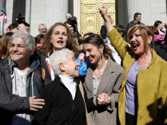 Испанийн парламент хүйсийн болон нөхөн үржихүйн эрхийн хэд хэдэн хууль баталлаа