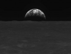 БНСУ-ын сарыг тойрох төхөөрөмж дэлхий, сарны гэрэл зургийг дэлхий рүү ирүүллээ