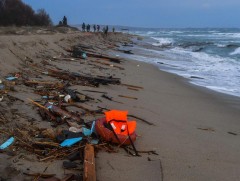 Афганистан, Иран, Сомали, Палестинаас цагаачид зөөвөрлөж явсан дарвуулт завь живжээ