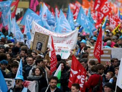 Франц улсад тэтгэврийн шинэчлэлийг эсэргүүцэгчдийн жагсаал дахин болжээ