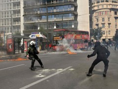 Грект төмөр замын осолтой холбогдуулан жагссан эсэргүүцэгчид цагдаа нартай мөргөлджээ