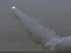 Умард Солонгос улс ням гарагт далавчит хоёр пуужин хөөргөжээ