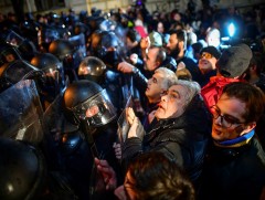 Гүржийн гадаадын агентуудын тухай маргаантай хуулийг эсэргүүцэгчид Тбилиси хотод дахин цугларчээ