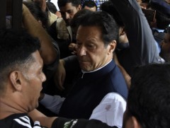 Пакистанд ерөнхий сайд асанг баривчилснаас үүдэж иргэдийн эсэргүүцэл тэмцэл хурцаджээ  