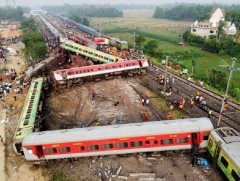 Энэтхэгт галт тэрэгний  онц ноцтой ослын улмаас амь үрэгдсэн хүний тоо нэмэгдэж байна 