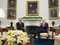 АНУ-ын ерөнхийлөгч НАТО-гийн тэргүүн Йенс Столтенбергтэй уулзжээ