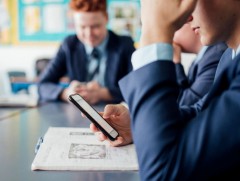 Нидерланд улс хичээлийн үеэр гар утас ашиглахыг хориглолоо