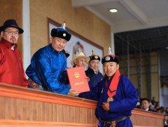 Монгол Улсын Ерөнхийлөгчийн зарлигаар үндэсний сурын харваачдад улсын цол олгов