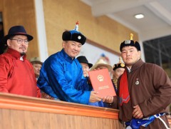 Монгол Улсын начин, харцага цолын болзол хангасан бөхчүүдэд цол олголоо