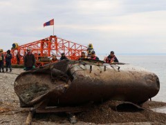 Хөвсгөл нуураас автомашины ёмкость, чиргүүлийг татан гаргаж, бохирдлыг аюулгүй болголоо