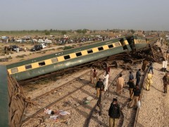 Пакистан улсад гарсан галт тэрэгний ослын улмаас 30 хүн амь үрэгджээ