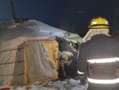Согтуу залуус айлын гэрийн гаднаас гал тавьж, зугтаажээ 