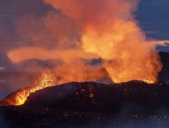 Исланд улс галт уулын лав халих эрсдэлтэй бүсэд хана босгож байна