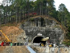 БНЭУ: Хонгилд гацсан ажилчдыг гаргахын тулд өрөмдлөг хийнэ