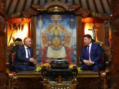 Mонгол Улсын Ерөнхийлөгч У.Хүрэлсүхэд Бүгд Найрамдах Киргиз Улсын Парламентын дарга Нурланбек Шаки..