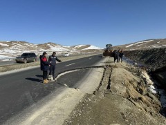 Улаанбаатар-Дархан чиглэлийн замын зорчих хэсэг цөмөрснийг засварлаж байна 