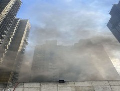 Баригдаж байгаа барилгад гарсан галыг унтраахаар ажиллаж байна 