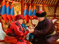 Монгол Улсын Ерөнхийлөгч, УИХ-ын дарга, Ерөнхий сайд нар азай буурлуудын амар мэндийг айлтган золгов