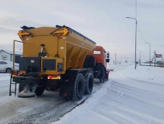 Авто замуудын зорчих хэсэгт давс, бодис цацаж, явган хүний замын цасыг цэвэрлэж байна   