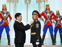 Ялалтын 80 жилийн баярын жагсаалд оролцсон дайчдад цэргийн одон, медаль гардууллаа