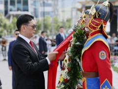 Жанжин Д.Сүхбаатарын хөшөөнд цэцэг өргөж, Их эзэн Чингис хааны хөшөөнд хүндэтгэл үзүүллээ